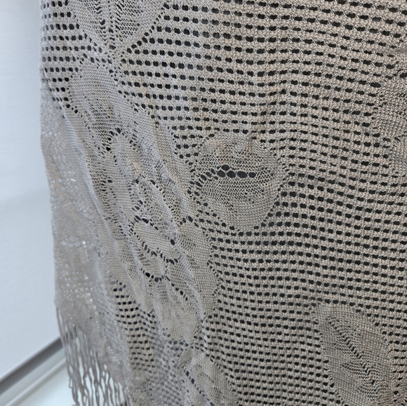 BOHO WHITE CROCHET STYLE TRIANGLE SHAWL WRAP FLORAL FLOWERS FRINGE EDGE WOMEN OS - Picture 6 of 11